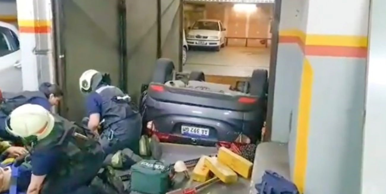 Video: un hombre cayó con su auto al hueco del montacargas y debió ser rescatado