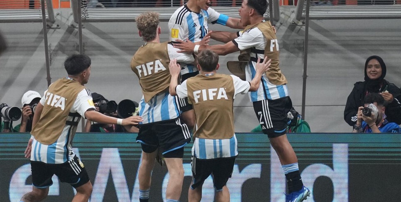 Video viral: uno de los goles de Echeverri a Brasil es idéntico a uno de Messi ante la Verdeamarela 