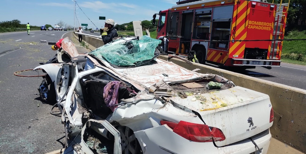 Impactante choque entre un automóvil y un camión en Rosario