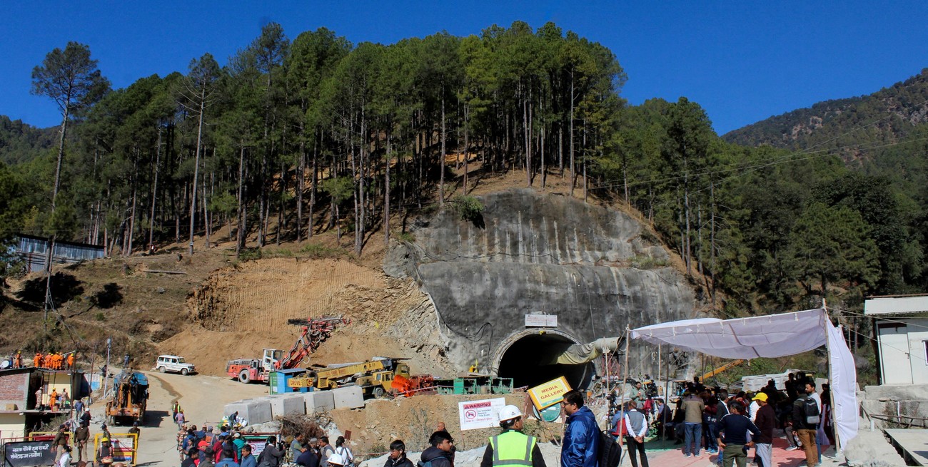 India: obstáculos complican el rescate de los obreros atrapados bajo tierra