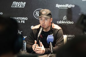 El técnico de Colón se mostró entero ante los medios, pero no ocultó su angustia por el momento que le toca vivir al Sabalero.