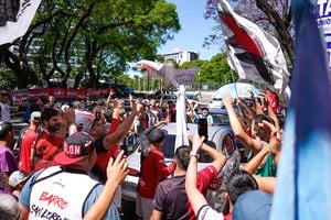 Los hinchas sabaleros se acercaron al hotel donde concentró Colón. Crédito: Agustín Guzmán