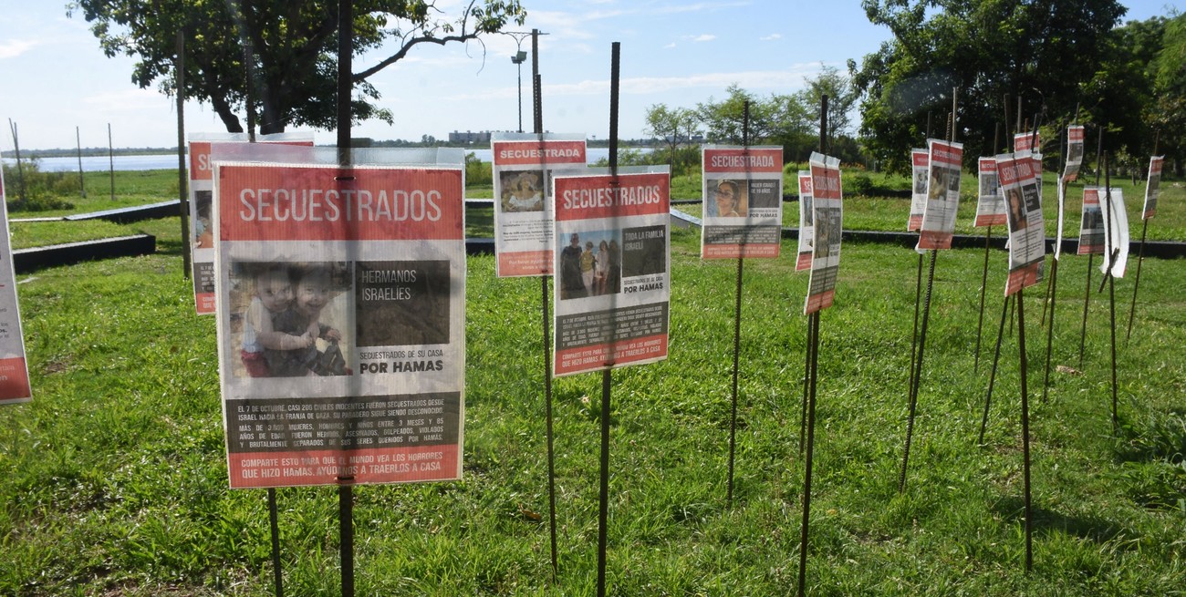 Colocaron fotos de "Secuestrados" en el Paseo de los Justos entre las Naciones
