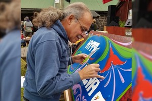 Alejandro Di Rosa, eximio cultor del arte del filete. Emigró de Argentina en 1989 con rumbo hacia Europa. Afincado en Suecia y con familia en Alemania, recorre el continente europeo en un vehículo muy especial: "El Peregrino del Color".