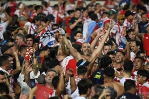 ¡Basta con tanto sufrimiento! El partido terminó, Unión le ganó 1 a 0 a Tigre y se mantiene en primera. El pueblo tatengue desata su alegría y da riendas sueltas a tantas emociones retenidas. Mauricio Garín