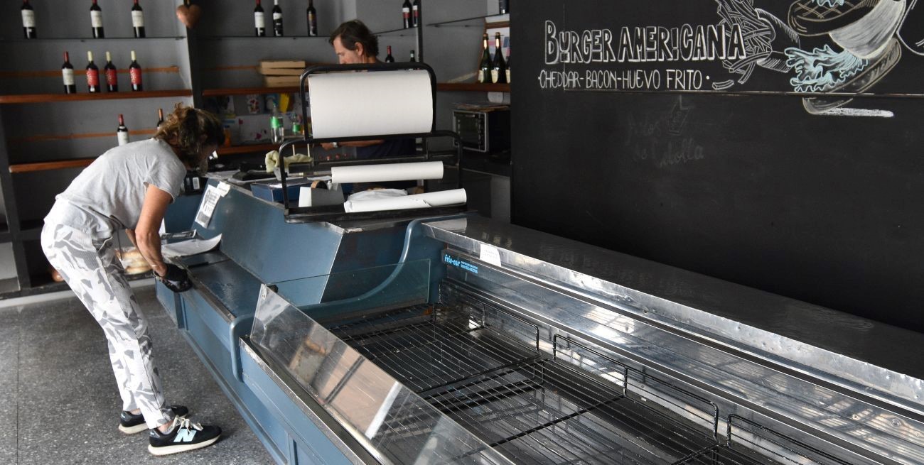 "Hoy no podemos abrir… se llevaron todo"; vaciaron un local de comidas en la recoleta santafesina