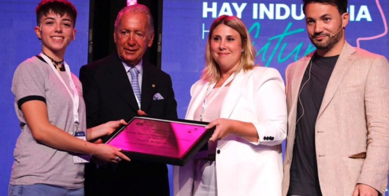 Estudiantes santafesinos premiados por mejorarle la calidad de vida a una nena con discapacidad 