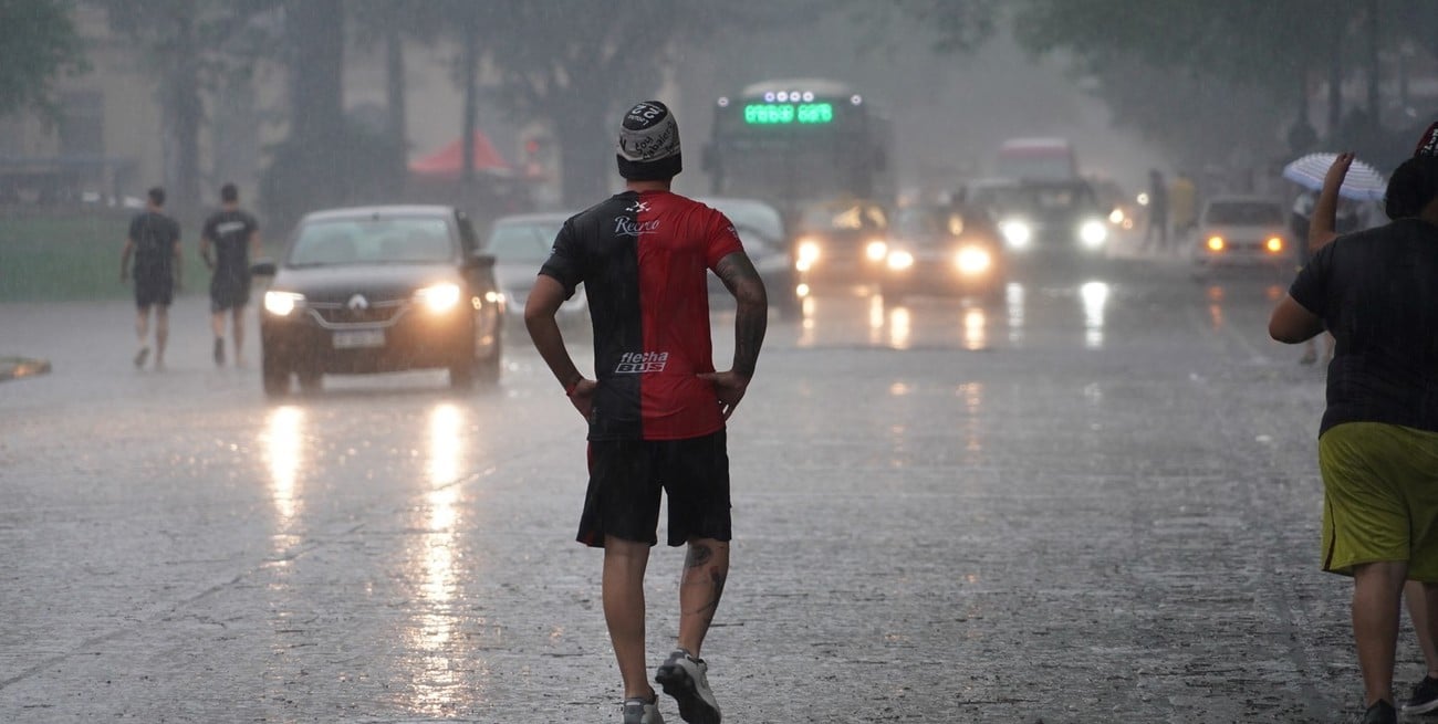 La lluvia torrencial le dio un toque de "dramatismo" al Colón-Gimnasia
