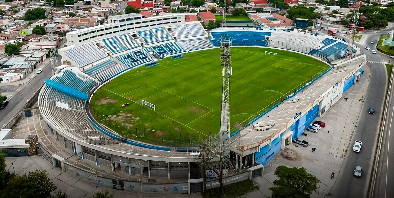 Lo que le depara a Colón en la B: viajes largos y canchas complicadas 