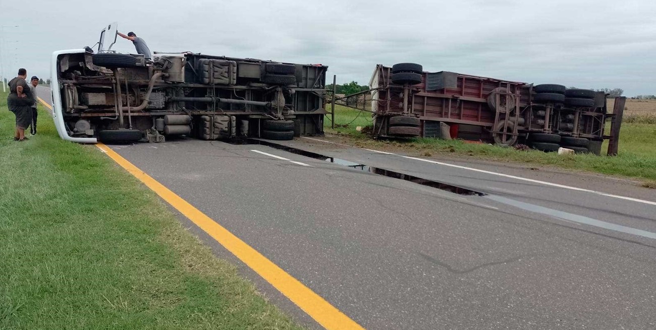 Volcó un camión que transportaba masitas y alfajores en la Autovía 19