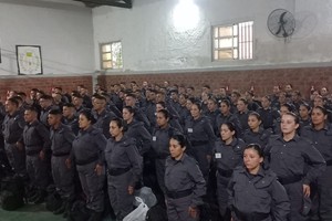 Los nuevos efectivos preparados antes de salir al acto. Crédito: Daniela Aranda - Fiama Rodríguez Suliani