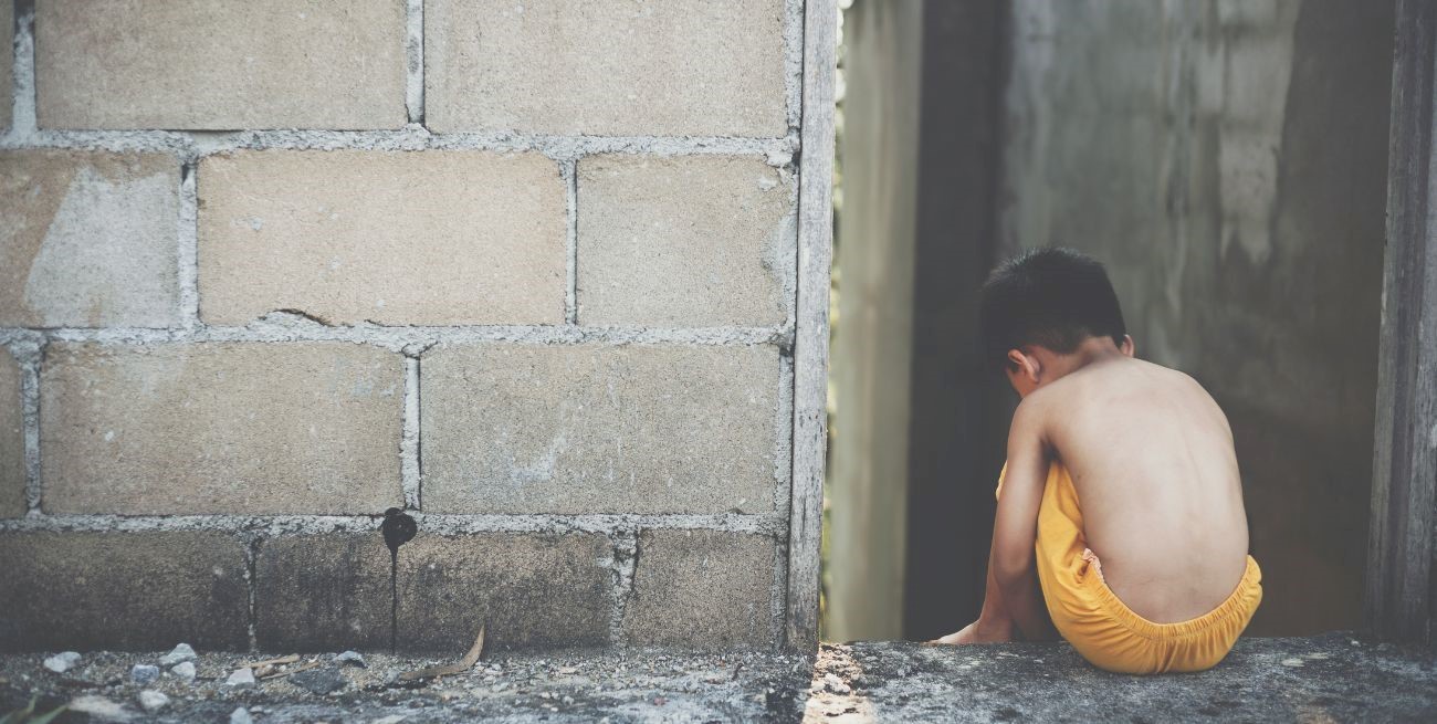 Acusado de golpear, morder y quemar a los pequeños hijos de su pareja