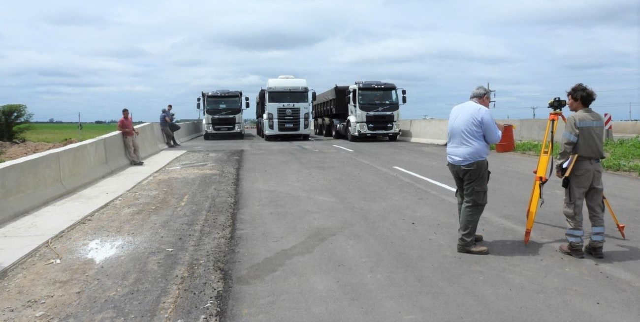 Prueba de carga en puente de la Autopista Ruta 34 en Sunchales
