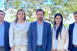 Miguel Weiss Ackerley con los titulares de las cuatro secretarías que presentó este jueves. 