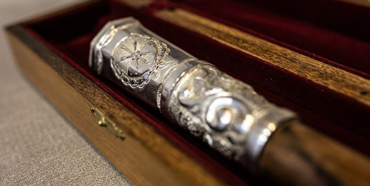 Maximiliano Pullaro y un bastón de mando que homenajea a la democracia