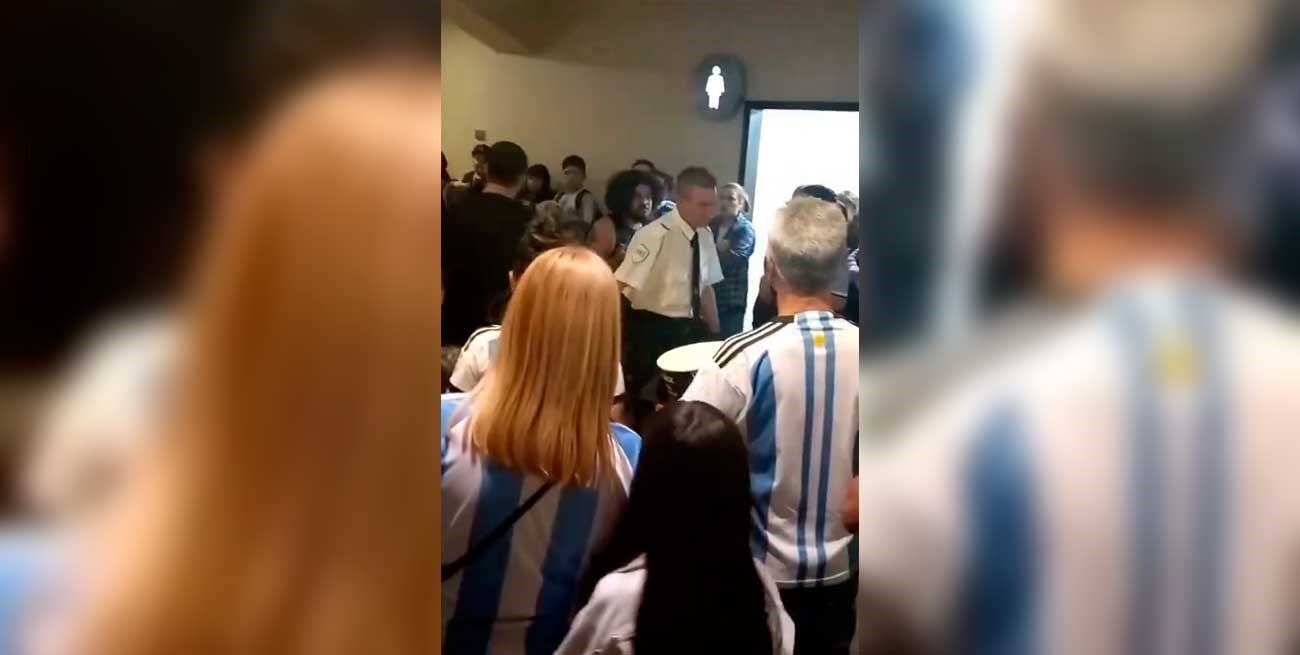 Video: suspendieron una función de "Muchachos" por una bengala dentro del cine