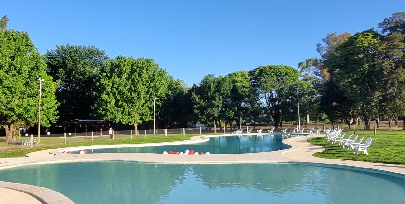 El Club Alumni de Casilda inauguró dos espejos de agua