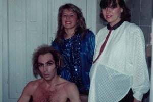 En la presente imagen, Jorge Donn aparece junto a Silvia Bally -miembro fundadora de la Banda Municipal de Santa Fe- y Adriana Montenegro, del coro de dicha agrupación. Crédito: Gentileza Silvia Bally.