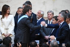 Javier Milei y el saludo con Mauricio Macri al momento de la asunción.