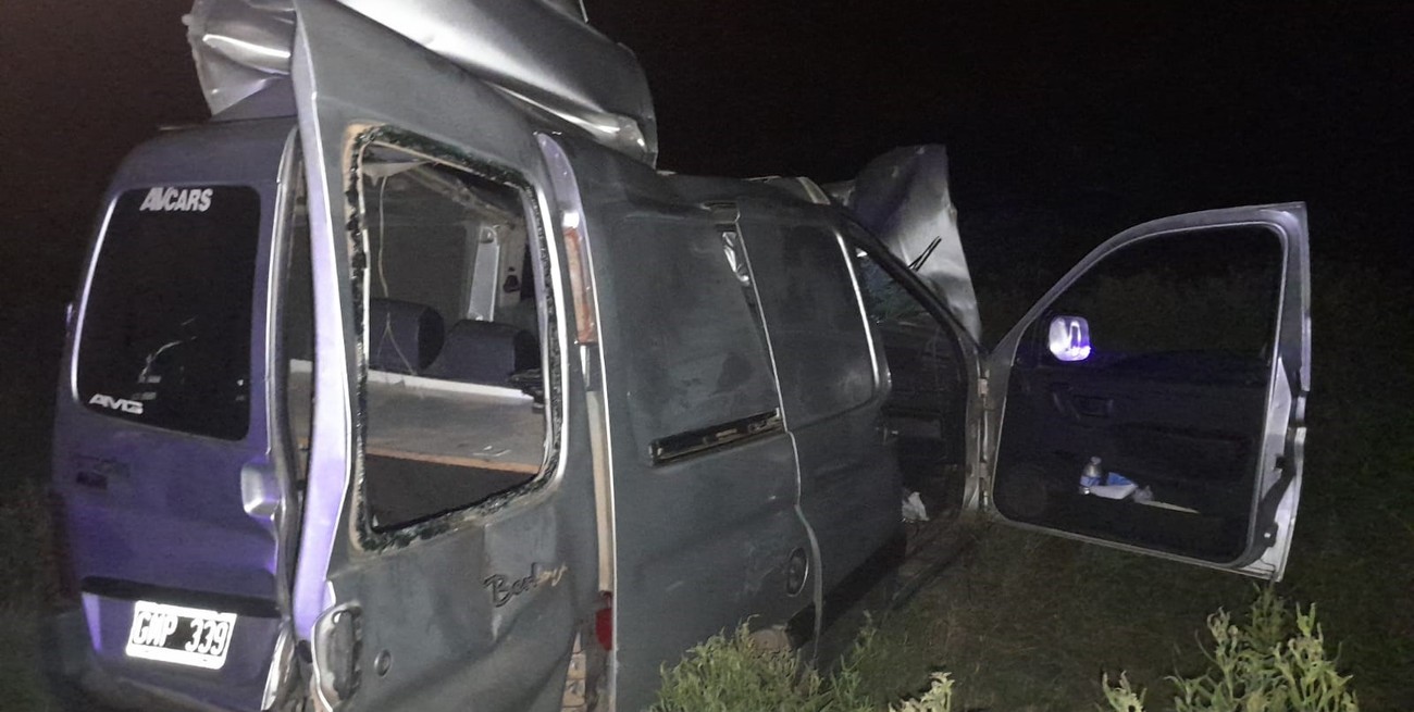 Equino suelto en la autopista fue colisionado por dos vehículos: dos heridos graves