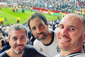 El ex ministro de Economía de la Nación, Martín Guzmán, en el duelo en que el Club Gimnasia y Esgrima La Plata ganó para permanecer en primera.