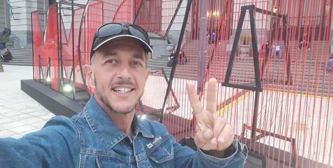 Pidieron la detención del hombre que le tiró un botellazo a Milei