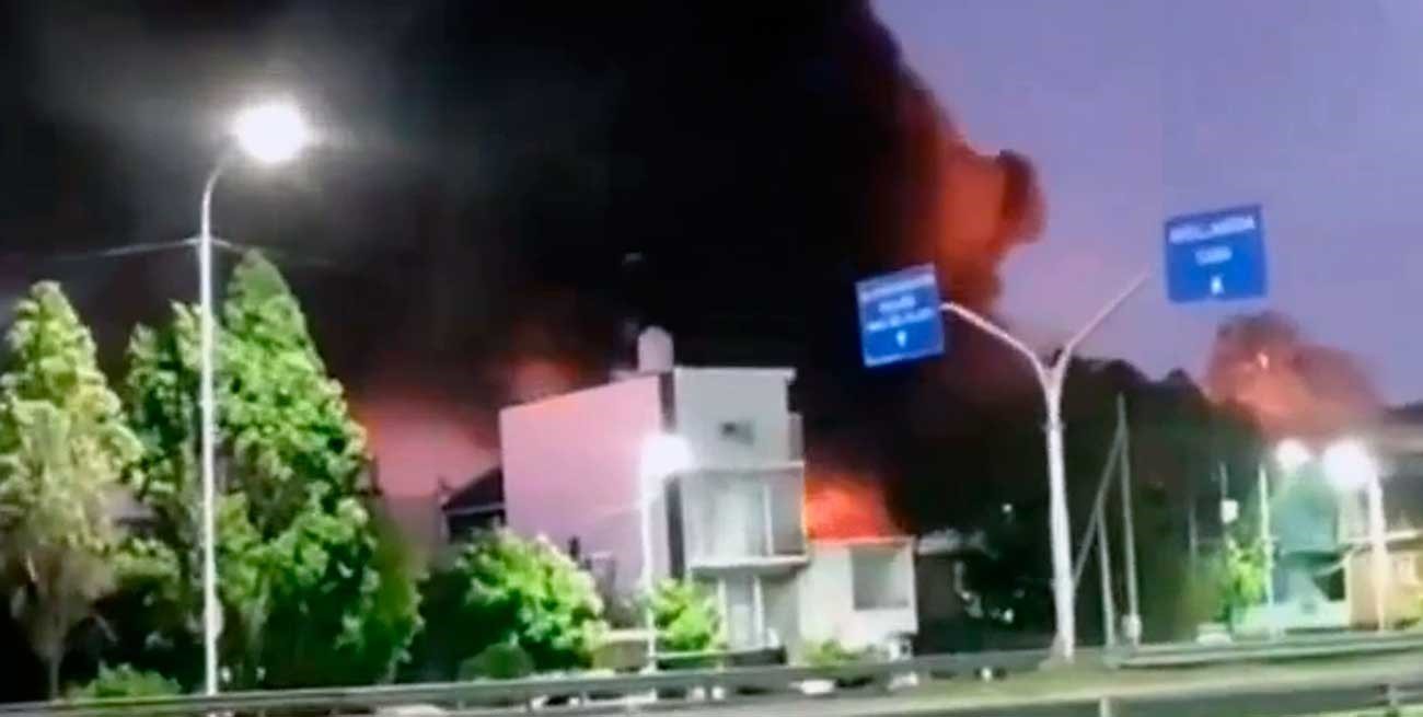 Video: impresionante incendio de una papelera en el conurbano bonaerense