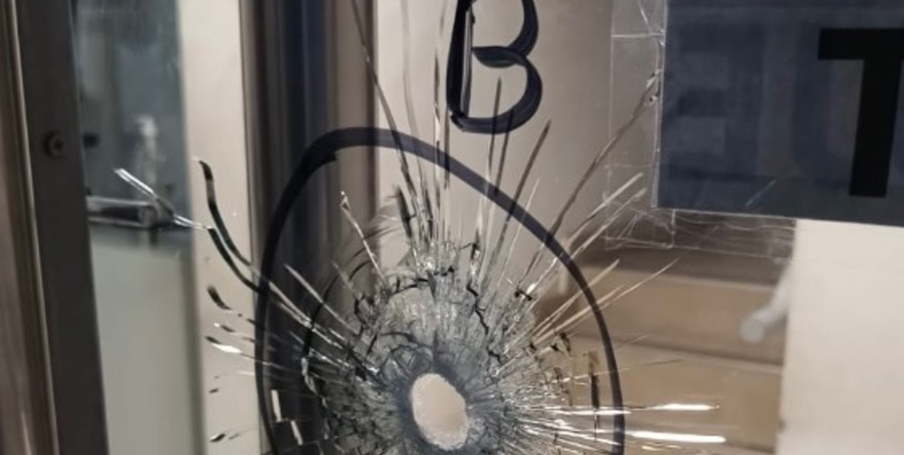 Rosario: balea﻿n el frente de un banco y dejan una amenaza contra el gobernador