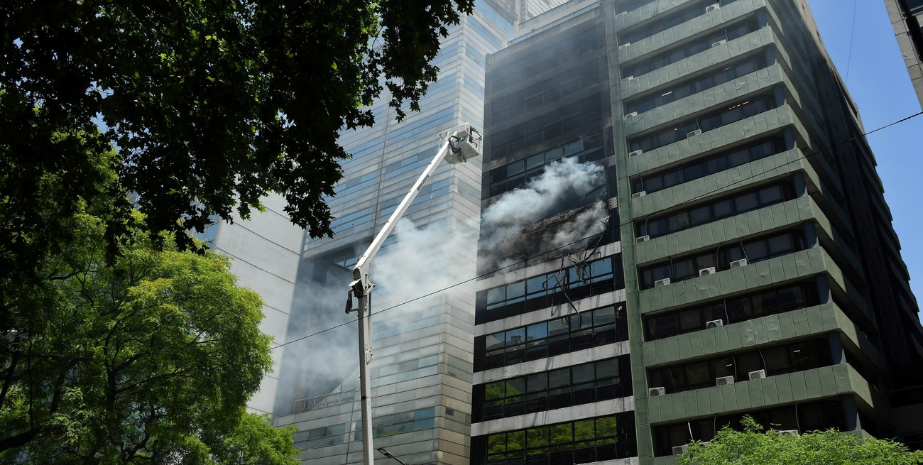 Video: incendio al lado del Ministerio de Trabajo de la Nación
