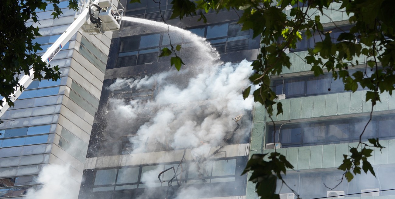 Fuego en el edificio contiguo al Ministerio de Trabajo: hay una mujer fallecida 