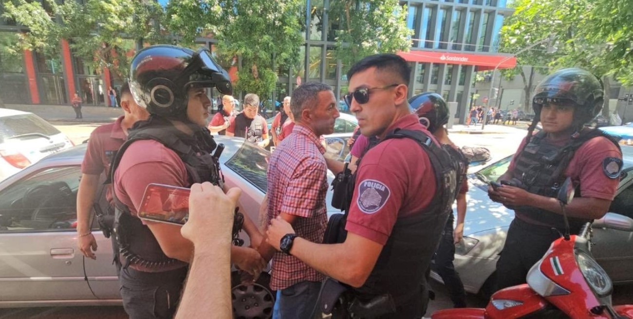 Detuvieron a Gastón Mercanzini, el hombre que le tiró una botella a Javier Milei