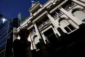 La autoridad monetaria permite desde este lunes el pago de importaciones oficializadas a 30 días corrido. Crédito: Reuters/Agustin Marcarian