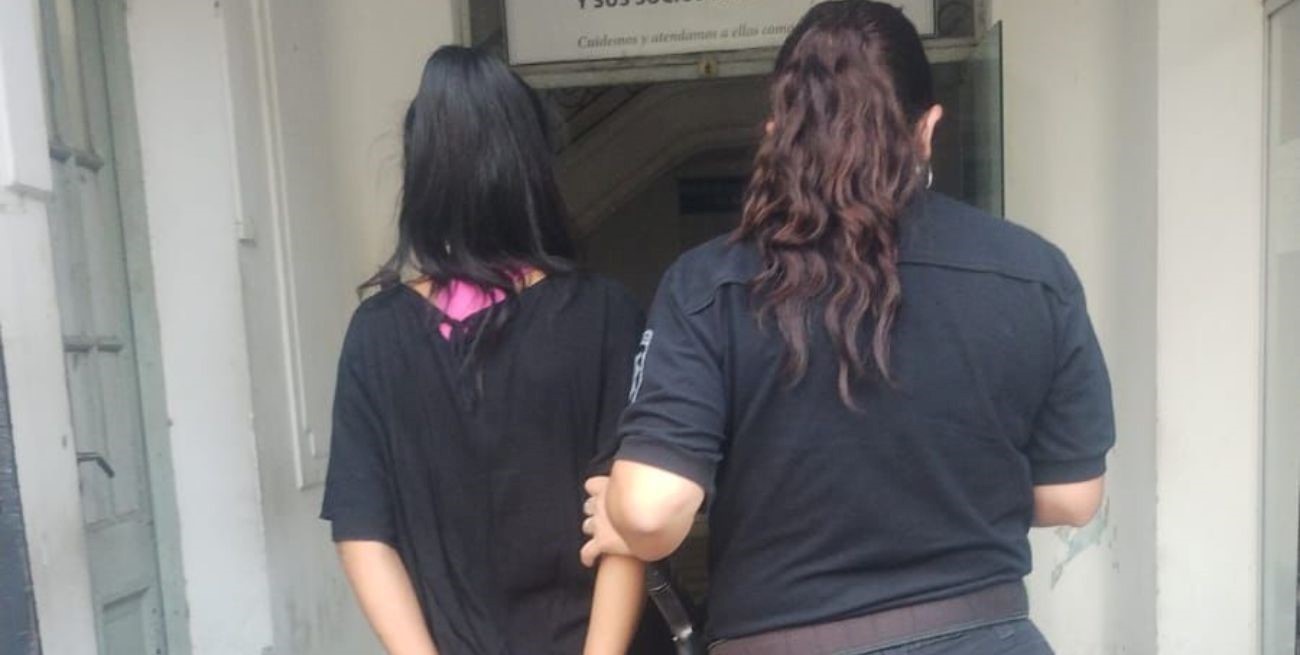 Ladrona en un bazar: la descubren con sartenes dentro de sus ropas