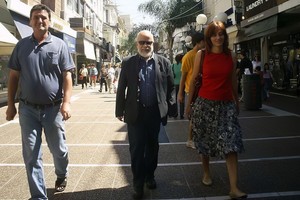 Ricardo Cohen, el reconocido Rocambole (en el centro de la imagen), recorre la peatonal San Martín en 2008 junto a Sergio Invinkelriedt e Isabel Molinas. Su muestra fue todo un éxito.