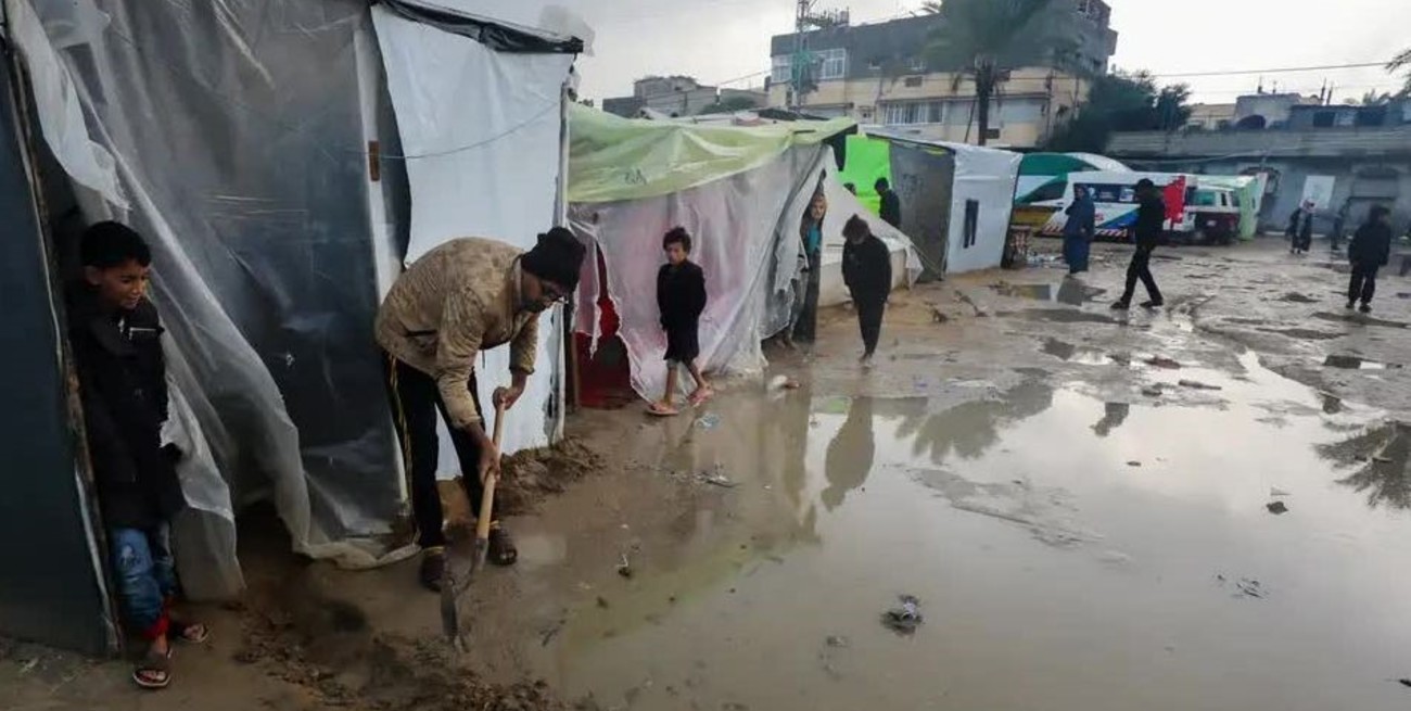 Fuertes lluvias agravan la precaria situación en los campamentos de desplazados en Gaza