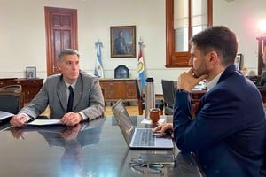 El gobernador y el ministro de Economía a quien le confiaron la gestión ante Nación del anticipo financiero para el presente ejercicio fiscal.