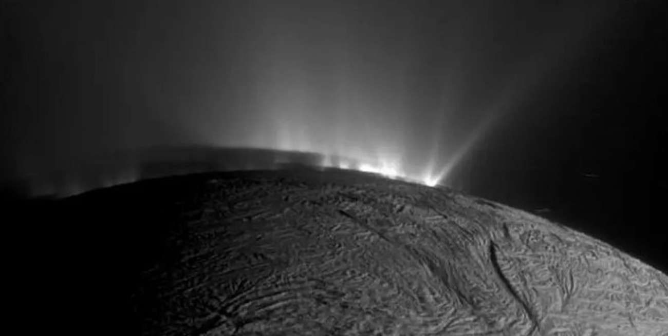 Estudian si la luna de Saturno Encélado podría albergar vida
