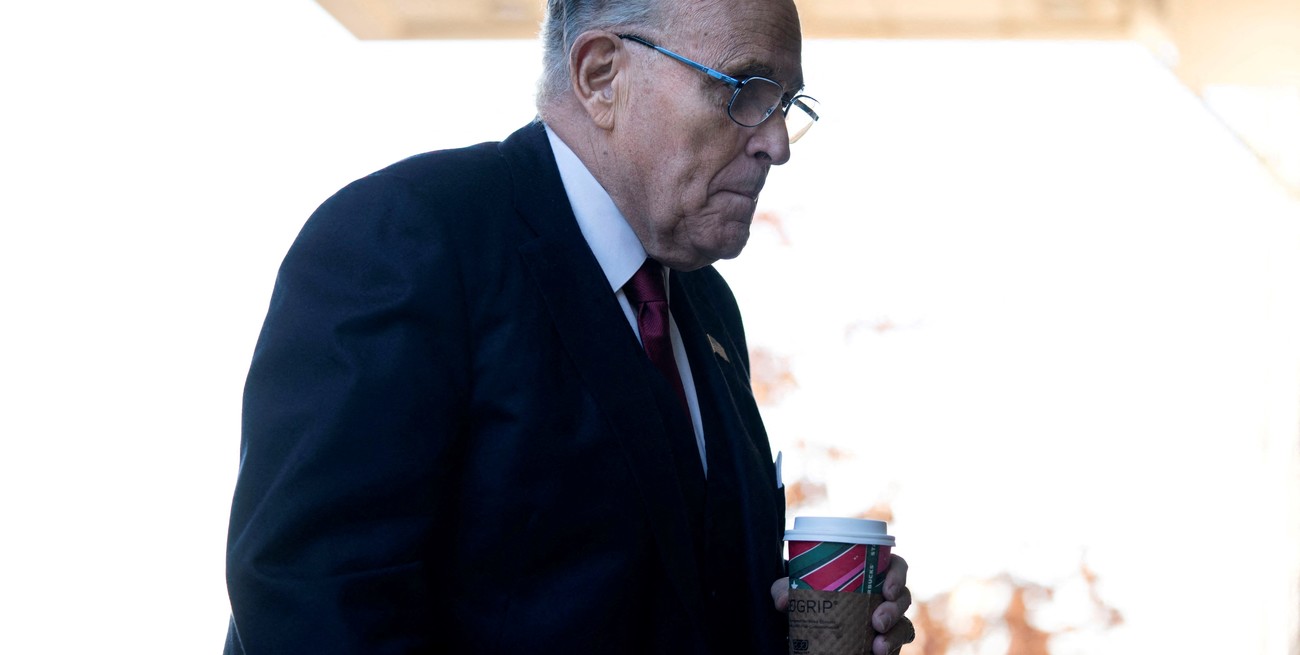 Giuliani debe pagar 148 millones de dólares a dos funcionarias por acusarlas de amañar elecciones