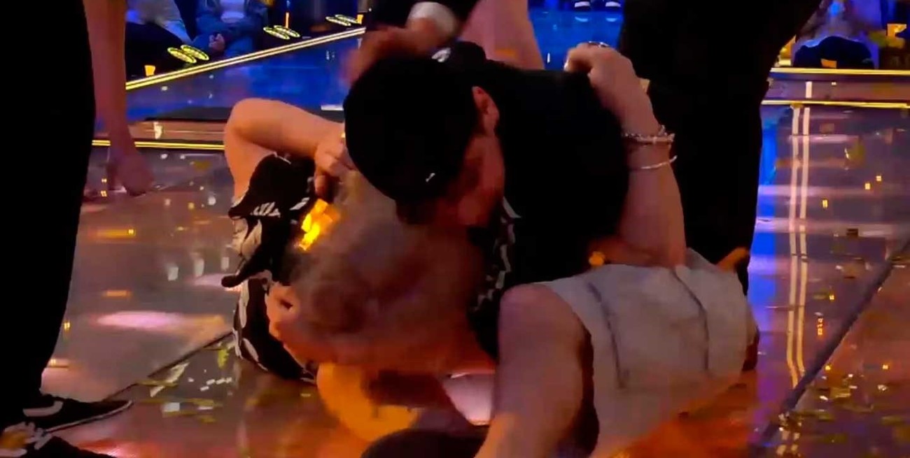 Video: un festejo alocado que pudo ser tragedia en un programa de televisión