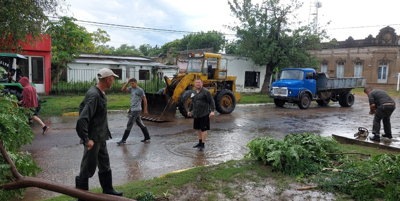 Autoridades y funcionarios recorrieron Alejandra tras el fuerte temporal