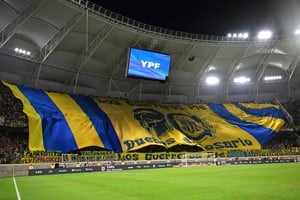 Para los hinchas de Central la fiesta fue completa. El Canalla gritó campeón en Santiago del Estero. Crédito: Télam