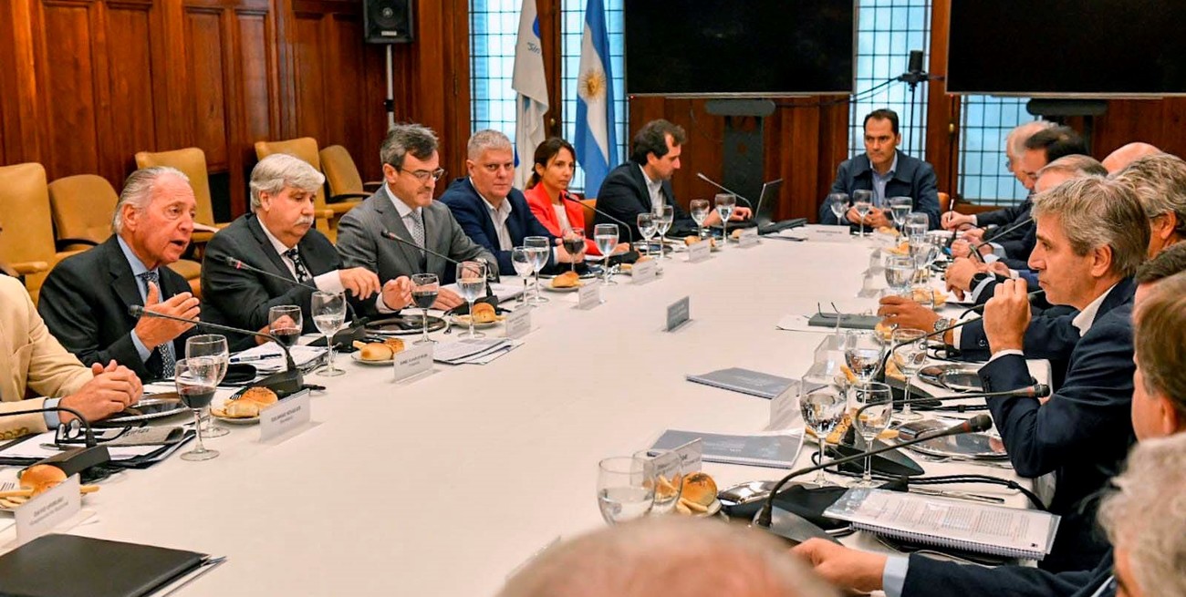 El gobierno promete a la UIA regularizar el ingreso de insumos importados para producir