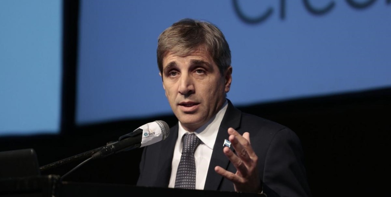 Economía toma deuda pero sigue "licuando" al pagar tasas negativas