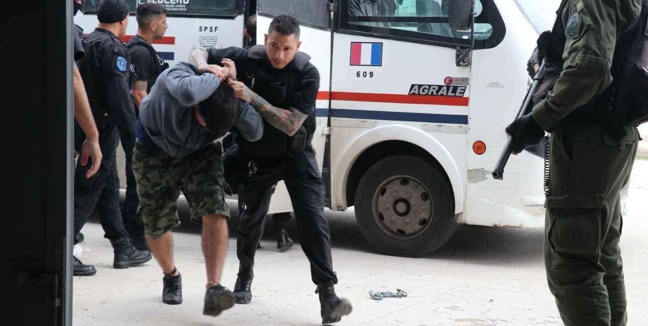 Trasladaron a la cárcel de Las Flores a casi 70 detenidos que estaban en comisarías de La Capital