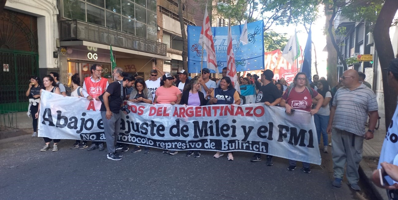 Rosario: marcharon por el centro en recuerdo de aquel 2001