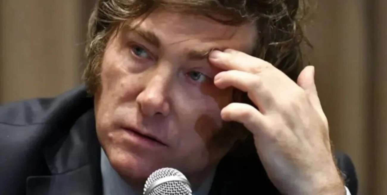 Milei acumula reservas pero reparte pesos después de prometer "congelar" la emisión