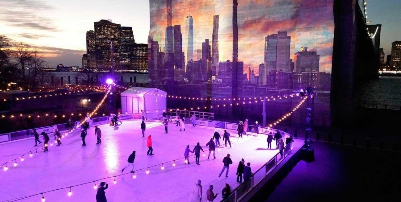 Video: la espectacular pista de patinaje sobre hielo al pie del Puente de Brooklyn
