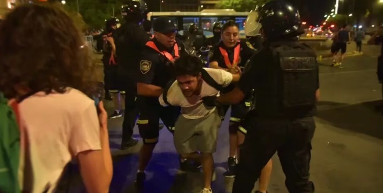 Disturbios en el cacerolazo de Córdoba: tuvo que intervenir la policía