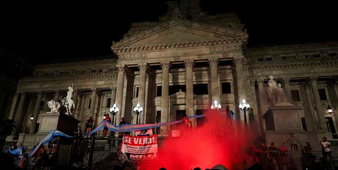 En imágenes: así fue la manifestación frente al Congreso tras el DNU
