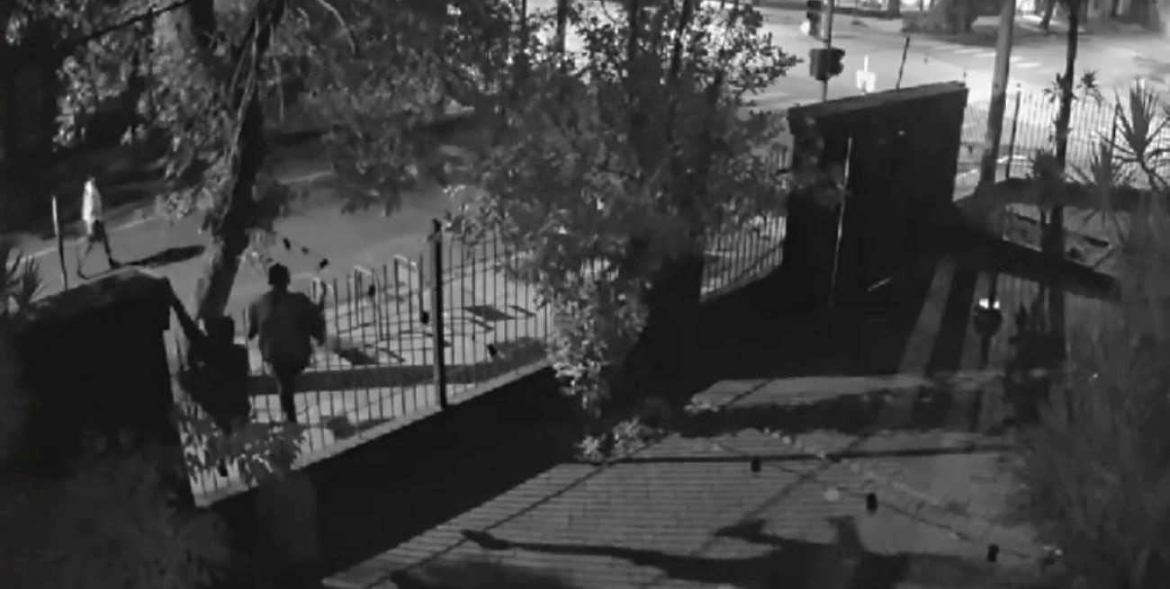 Video: entraron a robar a un pub de barrio Candioti